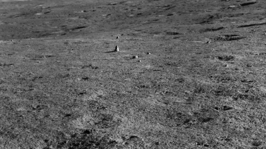 Imagem da rocha que foi observada à distância pelo Yutu-2  - CNSA