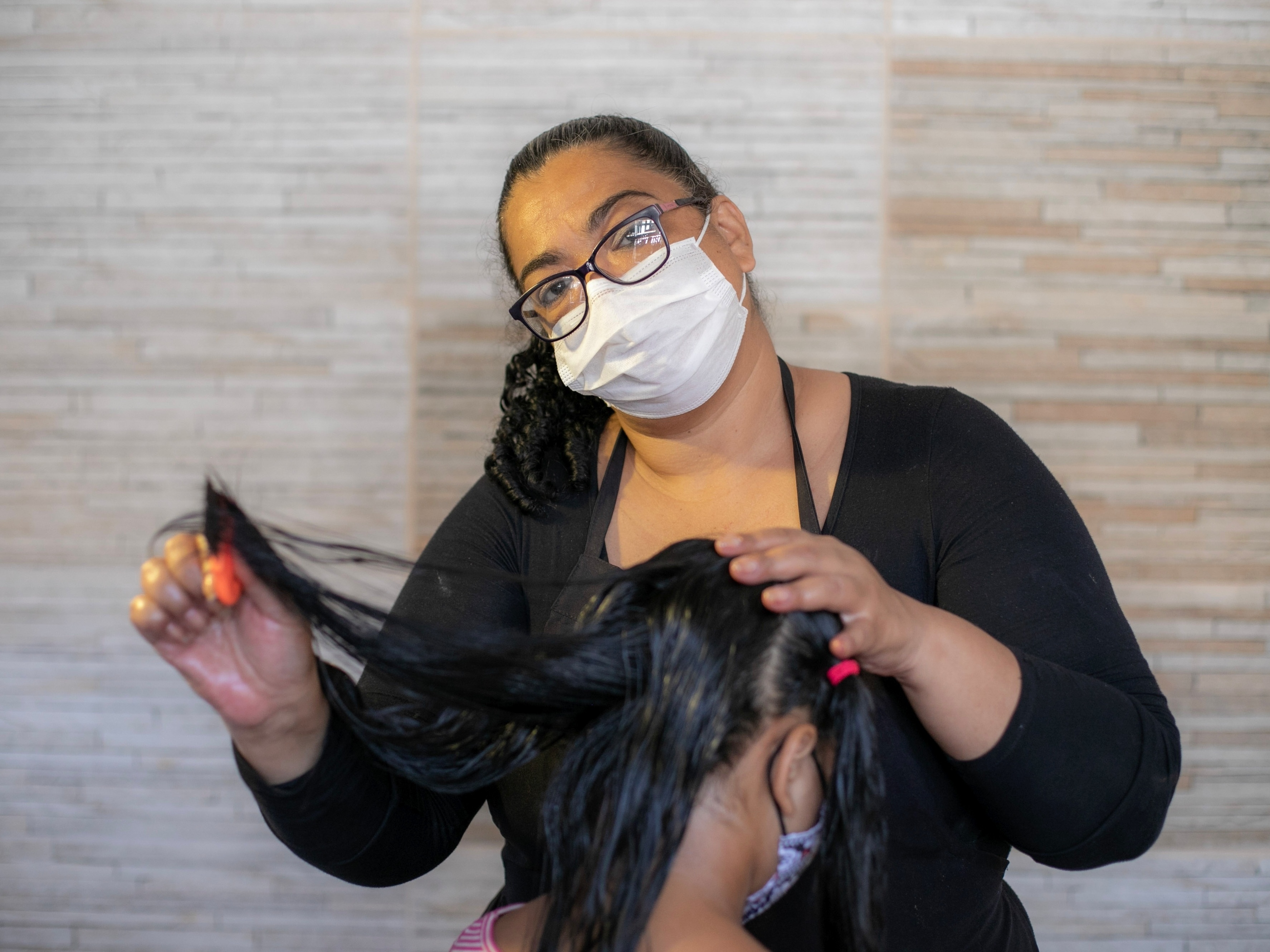 Catadora de piolhos ganha a vida com vergonha alheia: "Não escolhem classe"