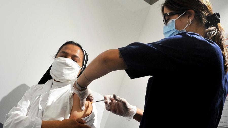 29 jun. 2021 - Freira recebe vacina contra a covid-19 da Pfizer, em Marcianise, Caserta, Itália - Vincenzo Izzo/LightRocket via Getty Images)