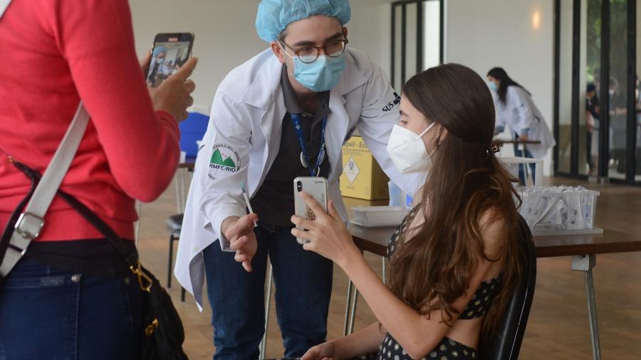 Adolescente de 13 anos recebe a primeira dose da vacina contra covid-19 no Jockey Club, na Gavea, no Rio - Adriano Ishibashi/Estadão Conteúdo - 22.set.2021