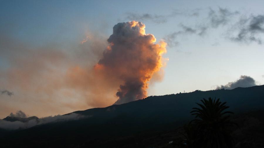 Momentos iniciais do vulcão Cumbre Vieja com uma imponente coluna de fogo - Maxi Perez/Getty Images/iStockphoto