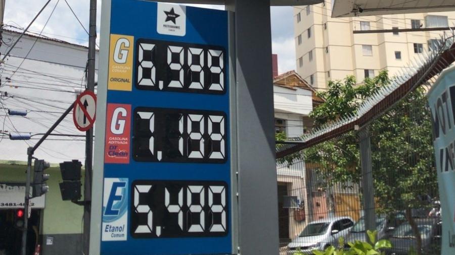 Preço da gasolina subiu 7,38% em novembro ante outubro; etanol subiu 10,53%, e diesel teve alta de 7,48% - Daniela Malmann/UOL