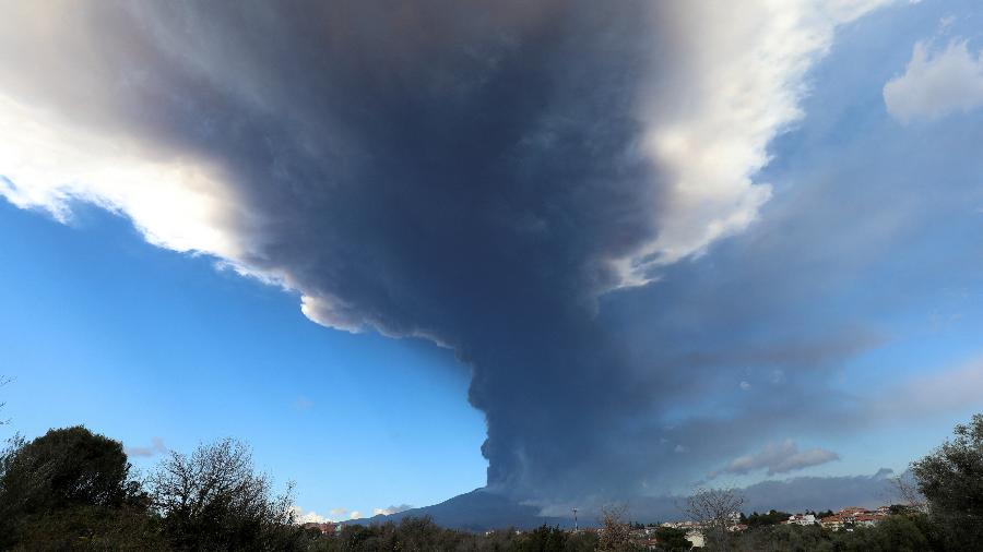 Grande quantidade de fumaça e cinzas é observada no vulcão Etna - REUTERS/Antonio Parrinello