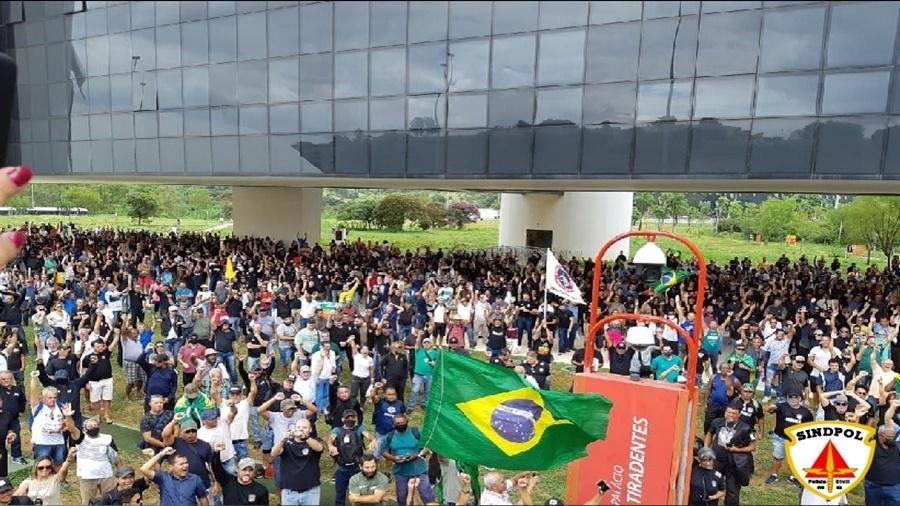 Policiais protestaram na sede do governo de Minas Gerais - Reprodução/Facebook