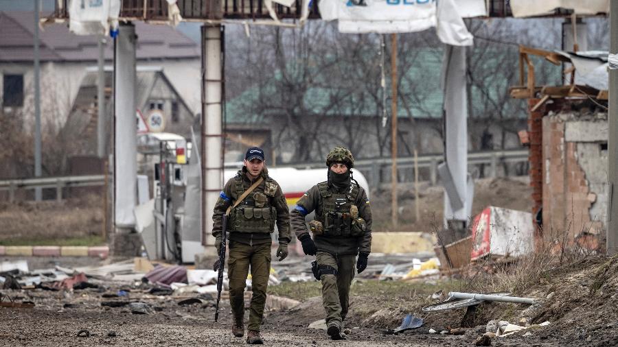 31.mar.2022. Militares ucranianos caminham perto da linha de frente, a leste de Kharkiv - FADEL SENNA / AFP