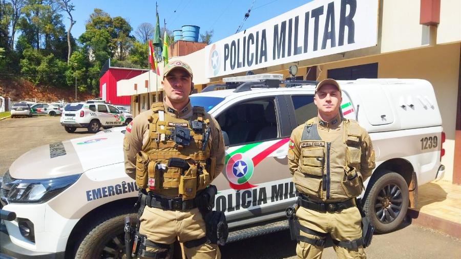 O soldado Thiago Renan Cenci e o cabo André Tramontin Sávio, que encontraram a sacola perdida na estrada - Arquivo Pessoal