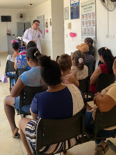 Médico Paulo Vitor Carvalho conversa com pacientes no posto onde atua em Chã da Alegria (PE) - Arquivo pessoal - Arquivo pessoal