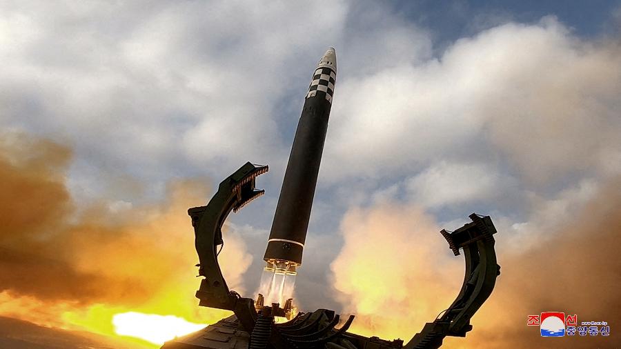 Míssil balístico intercontinental (ICBM) é lançado na Coreia do Norte em foto de arquivo - KCNA via REUTERS