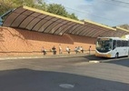 Abrigo de ponto de ônibus em Botucatu gera críticas por detalhe inusitado - Reprodução/Facebook