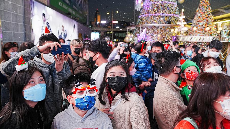 24.dez.22 - As pessoas olham para as decorações de Natal durante uma cerimônia de iluminação de Natal em um shopping em Hong Kong, China - LAM YIK/REUTERS