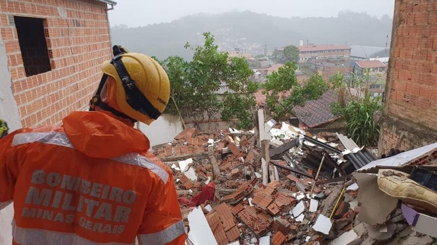 26.dez.2022 - Casa desaba em Itajubá (MG) logo após família deixar o imóvel - Divulgação/Bombeiros MG