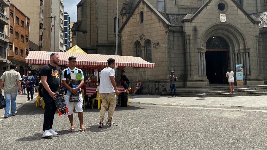 "Puxadores" buscam clientes em frente à igreja da Santa Ifigênia - Marcella Duarte