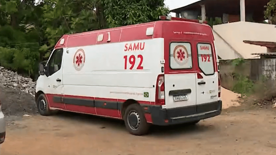 A ambulância ficou com vários buracos de bala e pneus furados - Reprodução/TV Gazeta 
