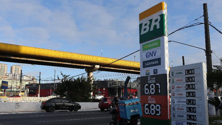 Posto de Gasolina BR (Petrobras) com letreiro do preço da gasolina, diesel e etanol