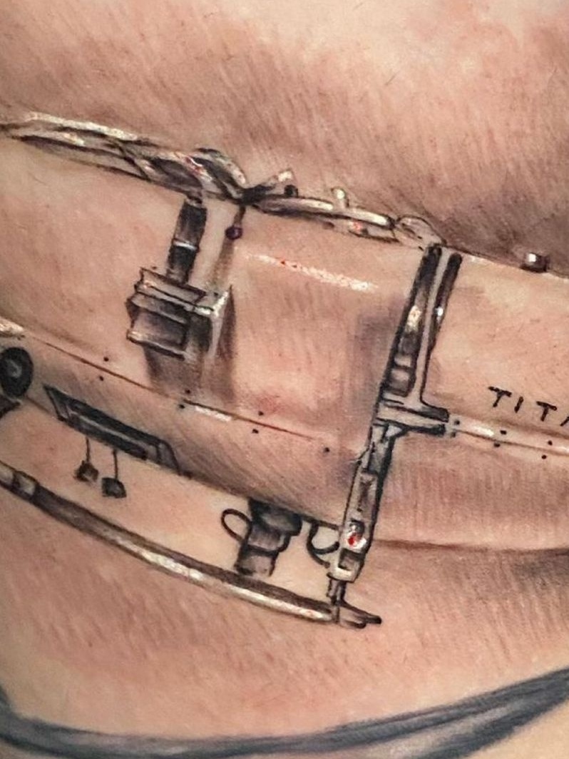 Empresário tatua submersível que implodiu em passeio ao Titanic