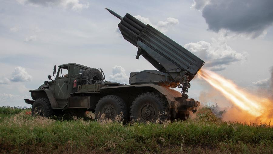 Soldados ucranianos disparam sistema de foguetes em direção às tropas russas (em 21/07 2023).