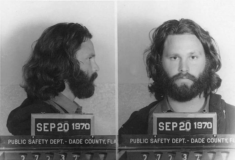 Jim Morrison, acusado de comportamento indecente em show na Flórida, em 1969