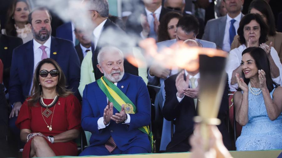 Lula observa desfile de 7 de Setembro em Brasília enquanto atleta olímpico carrega tocha