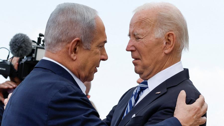 O premiê israelense, Benjamin Netanyahu, e o presidente dos EUA, Joe Biden, em Tel Aviv, em outubro do ano passado