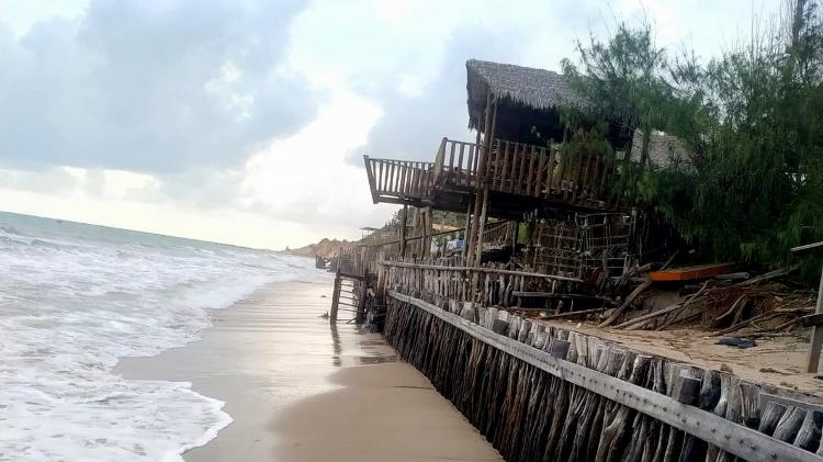 Faixa de areia foi engolida pelo avanço do mar na praia de Peroba, em Icapuí (CE)