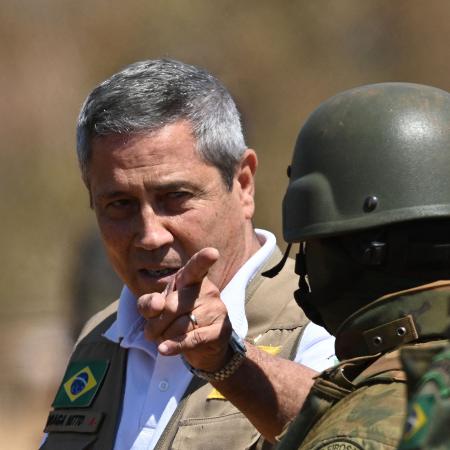 Walter Braga Netto, então ministro da Defesa, durante exercícios militares em Goiás