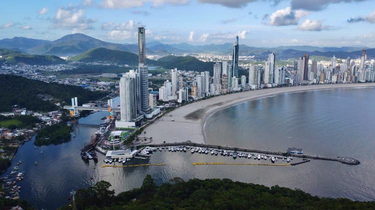 Praia central de Balneário Camboriú (SC): orla tem vários arranha-céus