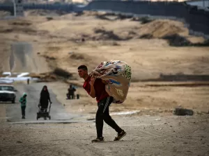 Milhares de palestinos fogem de Rafah por temores de ataque israelense