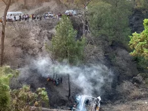 Acidente de ônibus deixa ao menos 21 mortos e mais de 50 feridos na Caxemira indiana 