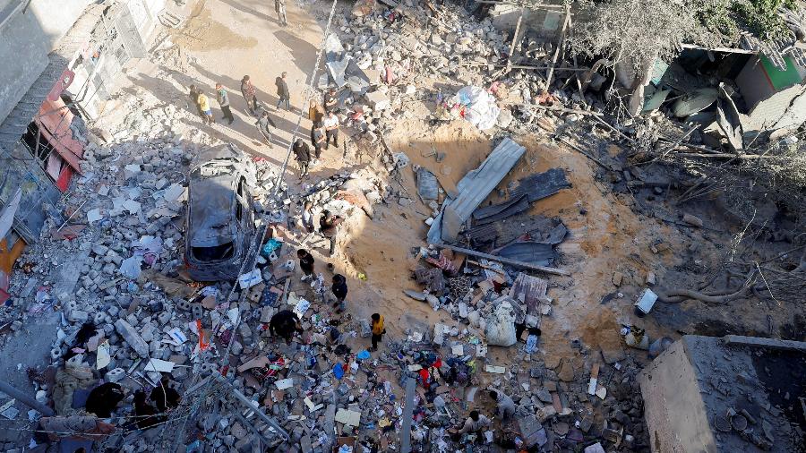 Palestinos inspecionam local de ataque israelense a uma casa em Rafah, no sul da Faixa de Gaza, em 8 de maio de 2024