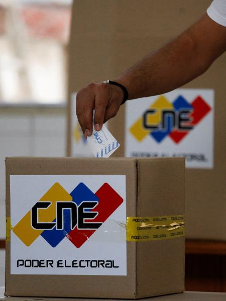 Cidadão deposita voto em urna na eleição presidencial da Venezuela de 2024