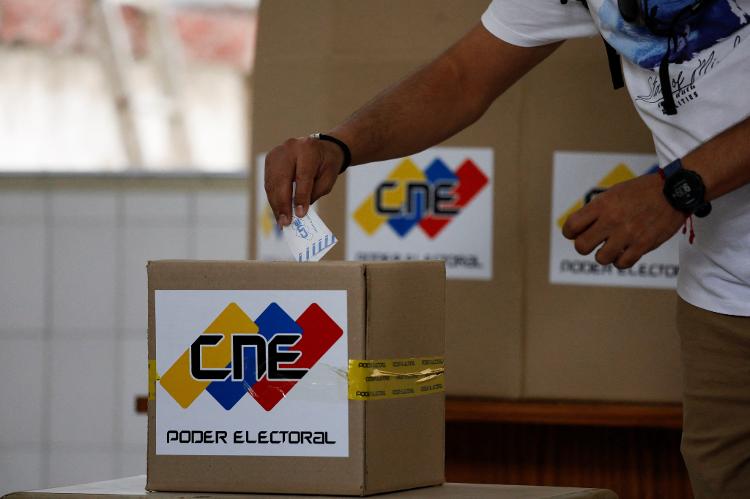 Cidadão deposita voto em urna na eleição presidencial da Venezuela de 2024