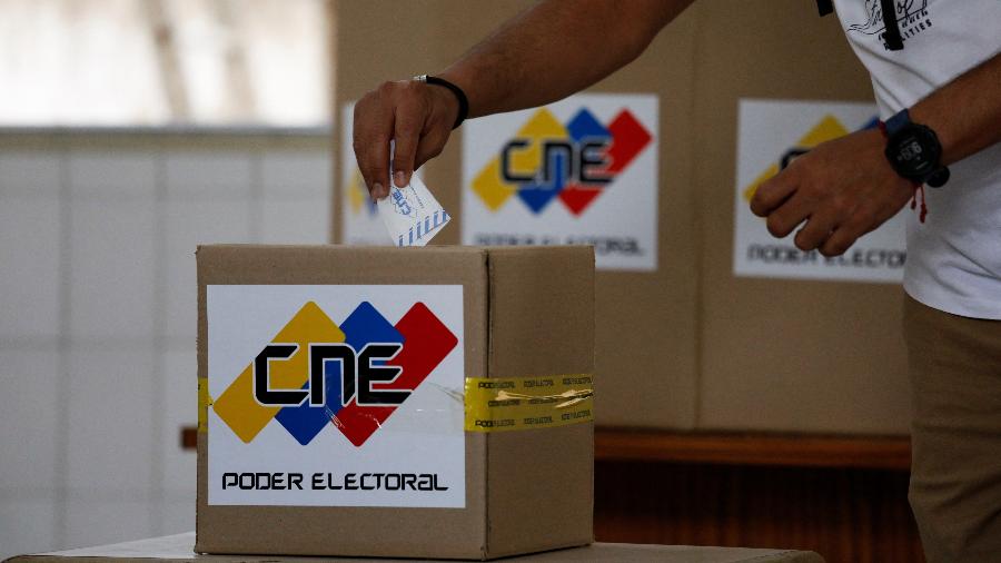 Cidadão deposita voto em urna na eleição presidencial da Venezuela de 2024