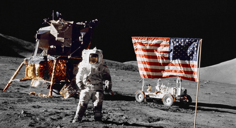 Harrison Schmitt, da Apollo 17, ao lado da bandeira dos EUA na última missão lunar da Nasa