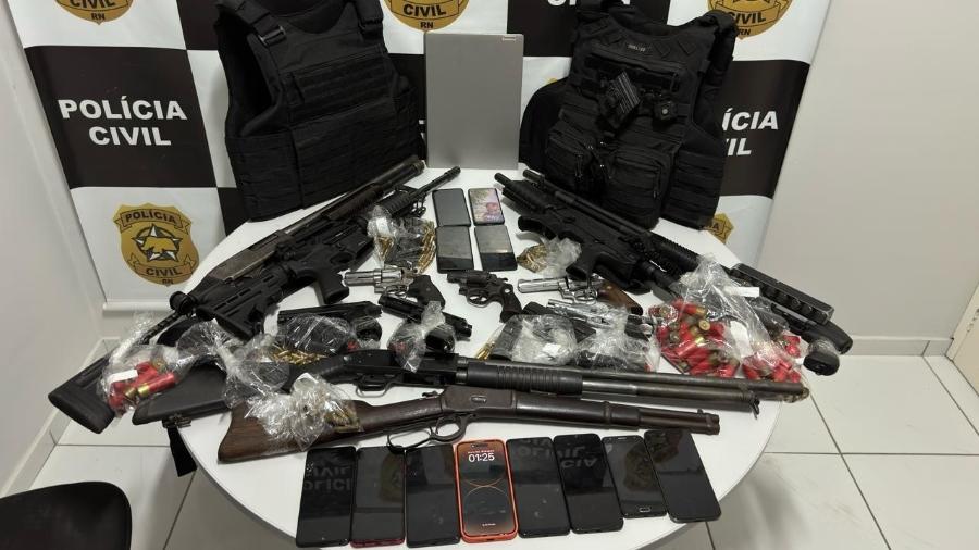 Armas, coletes e celulares apreendidos com presos pela polícia do Rio Grande do Norte