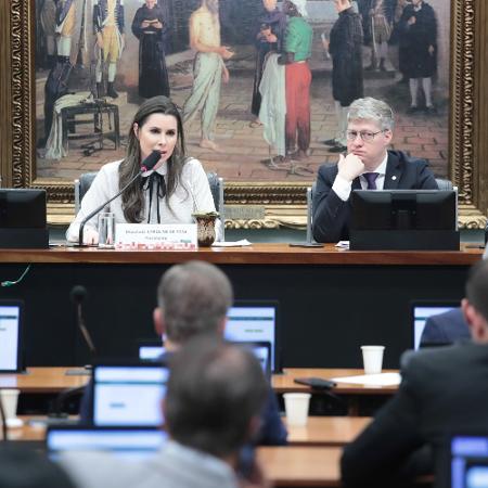 Presidente da CCJ, Caroline de Toni (PL-SC), ao lado do relator da PEC das decisões monocráticas na comissão, Marcel van Hattem (NOVO-RS). 