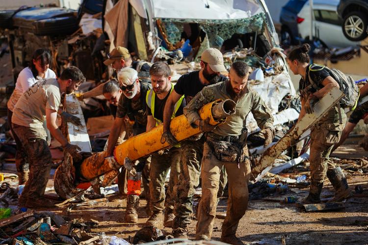 Militares retiram escombros após fortes chuvas na região de Valência, na Espanha