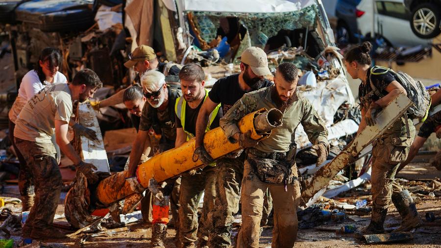 Militares retiram escombros após fortes chuvas na região de Valência, na Espanha - Manaure Quintero/AFP