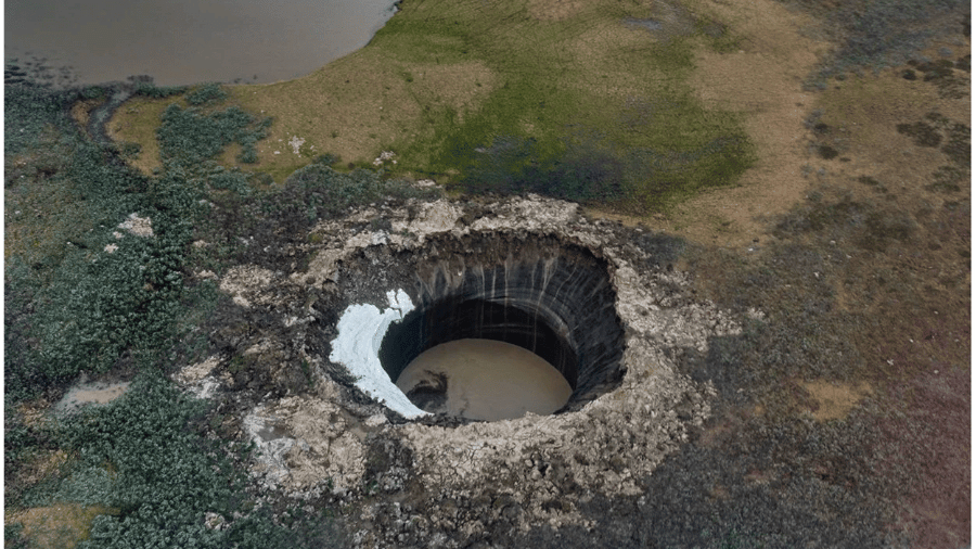 Uma das crateras surgidas na Península de Yamal, na Rússia - Reprodução