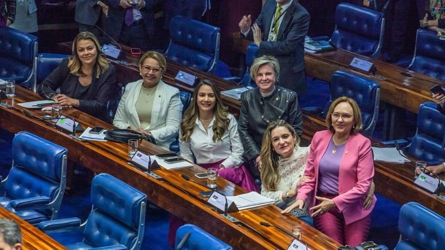 Em 13 de agosto a Senadora Jussara Lima (PSD-PI) publicou foto ao lado de Margareth Buzetti (PSD-MT), Augusta Brito (PT-CE), Zenaide Maia (PSD-RN) e Ana Paula Lobato (PDT-MA) comemorando a união das mulheres no senado - Reprodução/Jussara Lima no Instagram