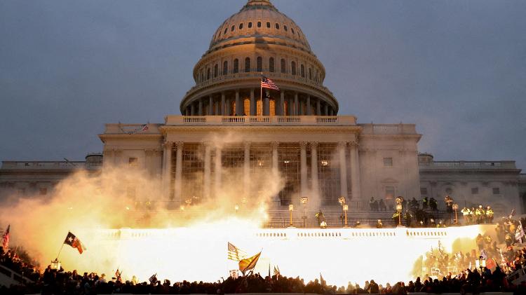 Explosão no Capitólio durante invasão por apoiadores de Trump, em 6 de janeiro de 2021 Explosão no Capitólio durante invasão por apoiadores de Trump, em 6 de janeiro de 2021
