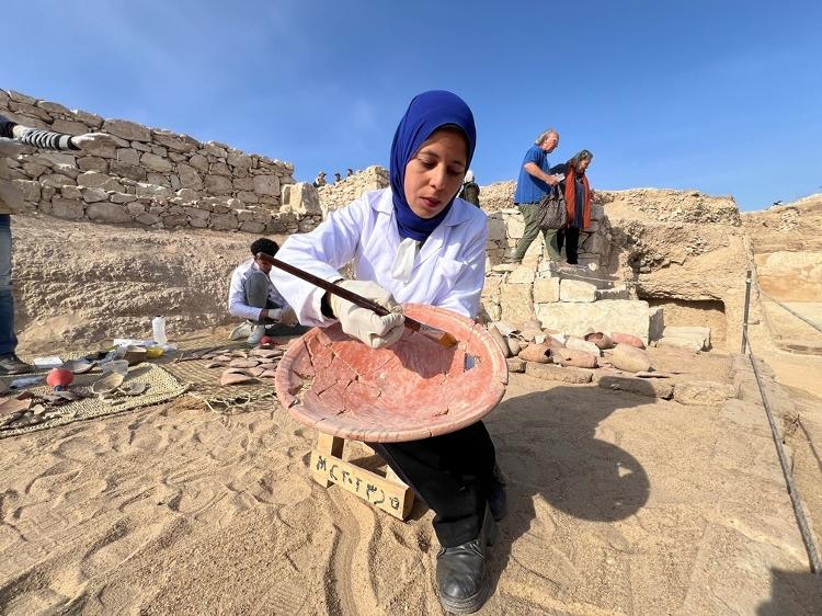 Arqueólogos restauram peças recém-descobertas em Luxor