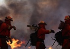 Autoridades dizem ter desacelerado avanço de incêndio em Los Angeles - MARIO TAMA / AFP