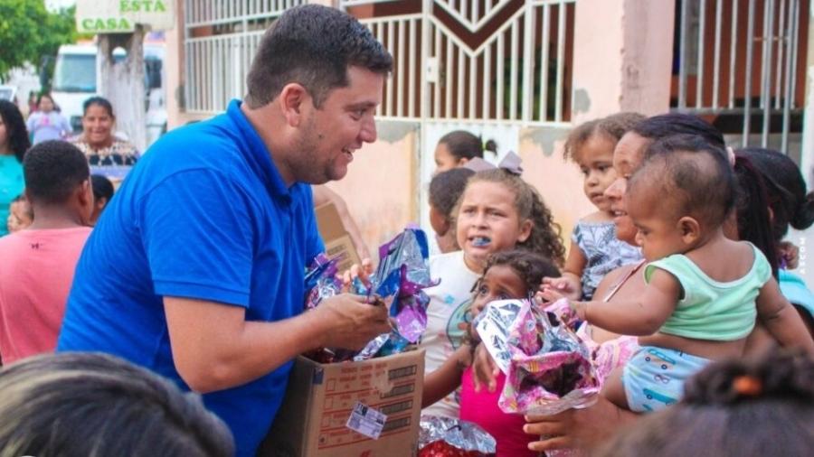 Rymes Lessa, então pré-candidato a Prefeitura de Piaçabuçu, distribui ovos de páscoa em comunidade em março de 2024 Rymes Lessa, então pré-candidato a Prefeitura de Piaçabuçu, distribui ovos de páscoa em comunidade em março de 2024