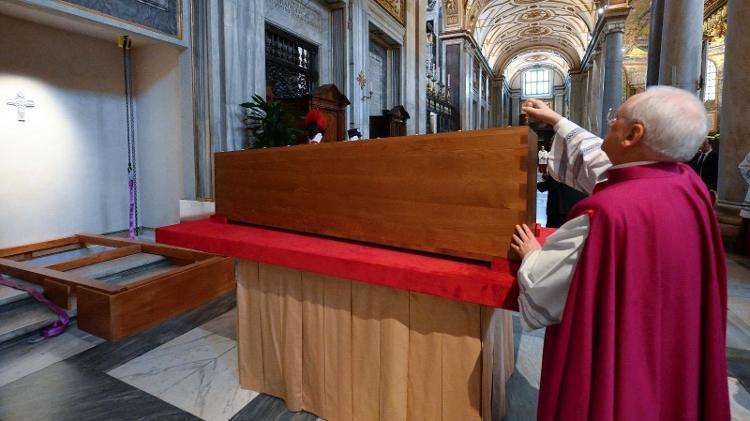 Sepultamento do caixão do papa Francisco na basílica de Santa Maria Maggiore Sepultamento do caixão do papa Francisco na basílica de Santa Maria Maggiore