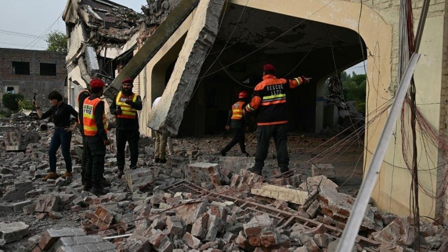 7.mai.2025 - Prédio danificado no complexo governamental de saúde e educação em Muridke, no Paquistão, após ataques indianos - FAROOQ NAEEM / AFP