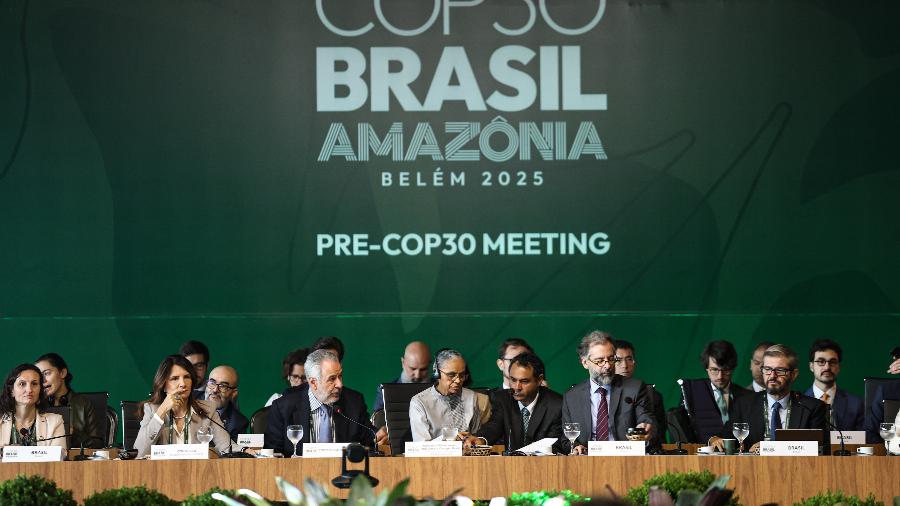 A ministra do Meio Ambiente, Marina Silva, participa de plenária no segundo dia da Pré-COP30, em Brasília