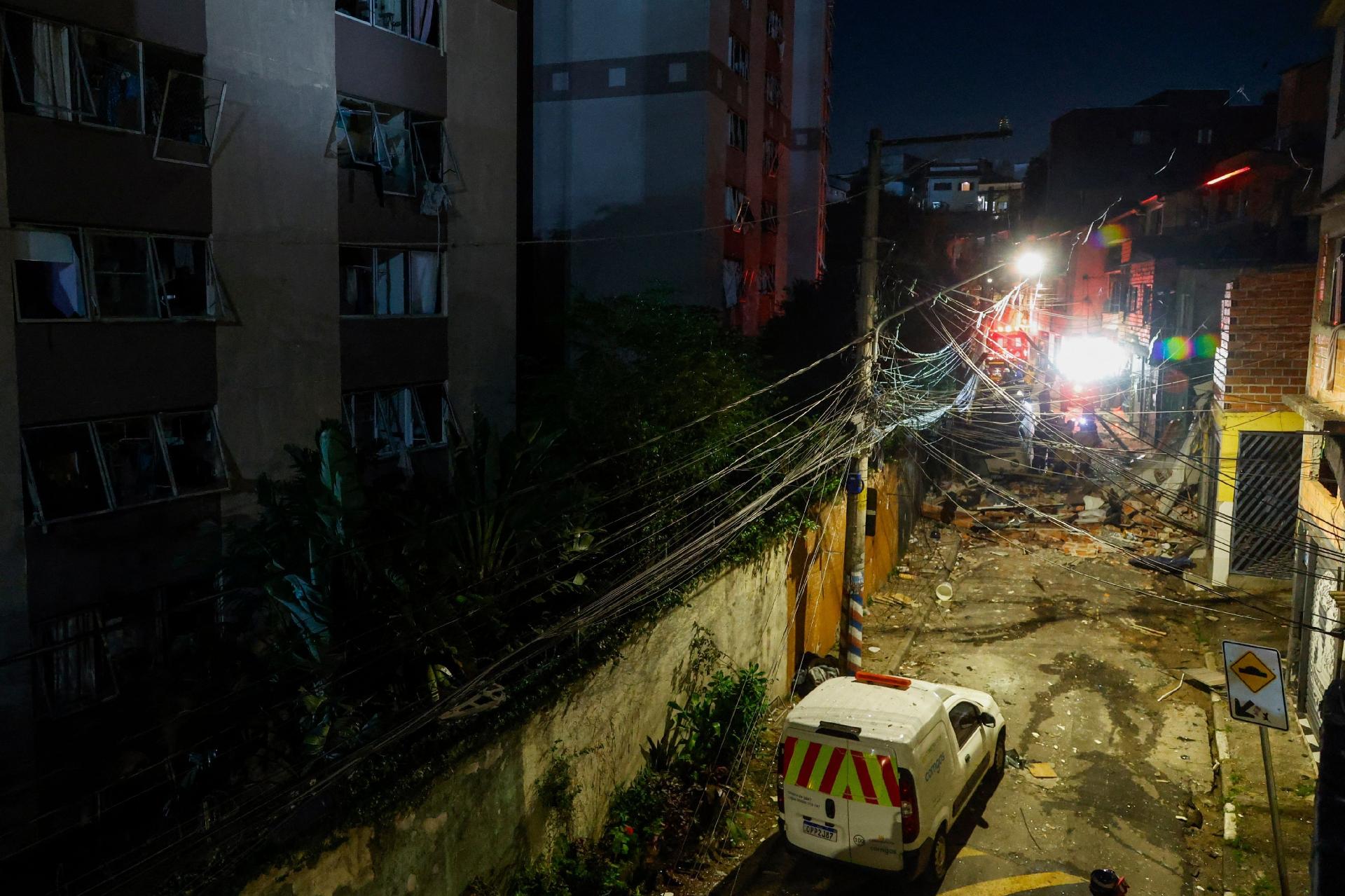11.mai.2026 - Bombeiros trabalham no local onde ocorreu uma explosão no Jaguaré, em São Paulo - undefined