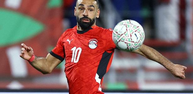 Cover image for Julio Gomes: Egito, bom rival para simular estreia, sofre para fazer bola chegar a Salah