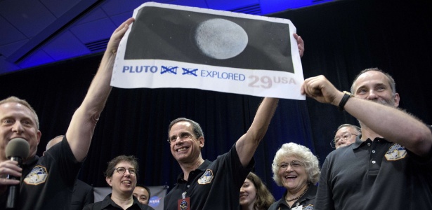 Allan Stern (à esq.), principal pesquisador da missão New Horizons a Plutão, e outros cientistas da Nasa comemoram aproximação ao planeta anão - Brendan Smialowski/AFP