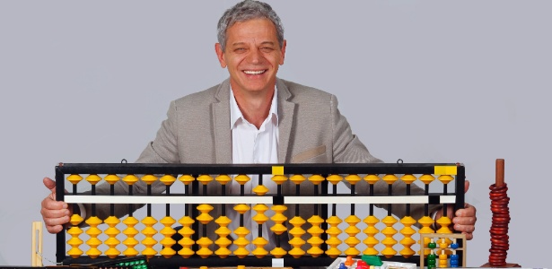 O empresário Antônio Carlos Perpétuo com o ábaco e outros jogos do método Supera - Divulgação